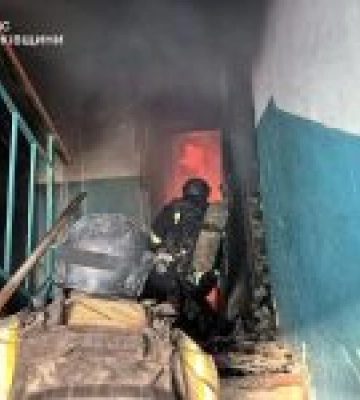 Ворожий БпЛА завдав удару по багатоповерхівці на Харківщині