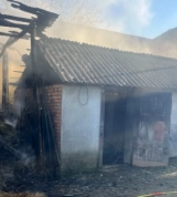 У селі Лази на Тячівщині горіла надвірна споруда та навіс із сіном