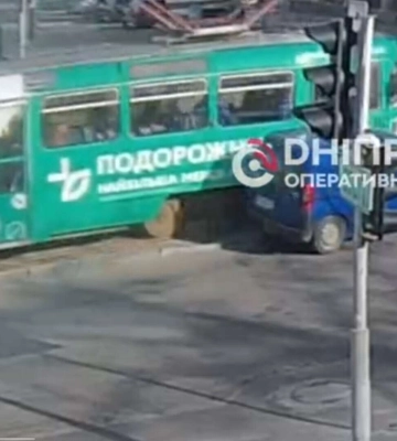 У Дніпрі на проспекті Науки сталася ДТП за участі трамвая: відео моменту
