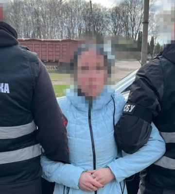 СБУ затримала зрадницю, яка встановлювала «відеопастки», щоб коригувати удари рф по ешелонах ЗСУ на Чернігівщині