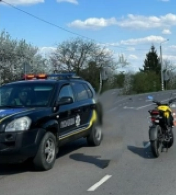 На Львівщині мікроавтобус зіткнувся з мотоциклом, є травмований