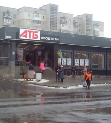 У луцькому «АТБ» чоловіки побилися півлітровою пляшкою вина