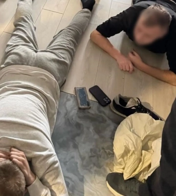 У Києві викрили шахраїв, які придбали 10 дорогих iPhone за фальшиві 16 000 доларів США