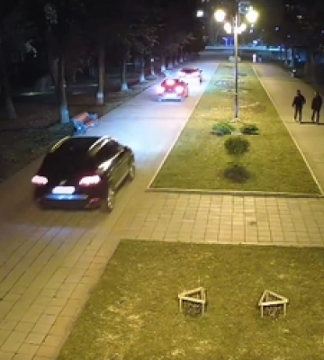 П&#039;ять автівок зухвало роз&#039;їжджали алеями центрального парку в Луцьку (відео)