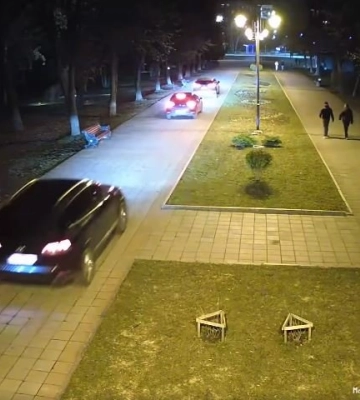 П&#039;ять автівок зухвало роз&#039;їжджали алеями центрального парку в Луцьку (відео)
