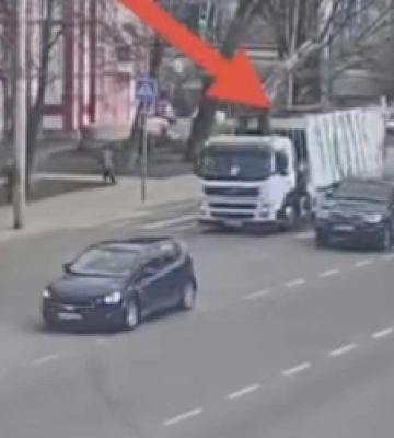 У Луцьку сміттєвоз обірвав тролейбусну лінію: як це сталося (відео)