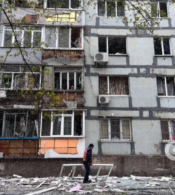 Прибирають сміття та уламки: у Дніпрі комунальники з ночі ліквідовують наслідки дронової атаки
