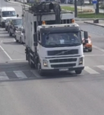 У Луцьку сміттєвоз обірвав тролейбусну лінію: як це сталося (відео)