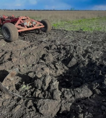 В Николаевской области на заминированном поле взорвался трактор. Фото