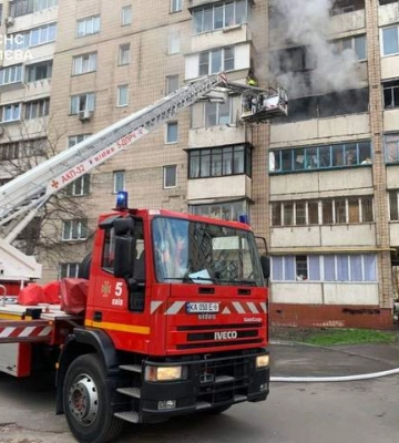 У Києві горіла багатоповерхівка, є загиблий : у ДСНС розповіли деталі