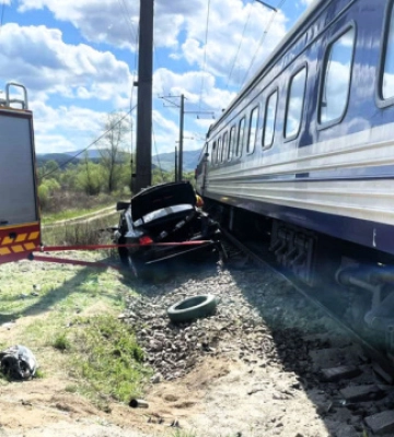 Великодне диво: під Ужгородом потяг протягнув Audi, але всі пасажири вижили