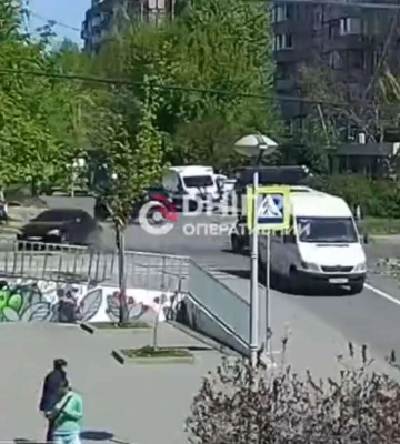 В Днепре BMW &quot;влетел&quot; в Mercedes и чуть не сбил пешехода: видео момента ДТП