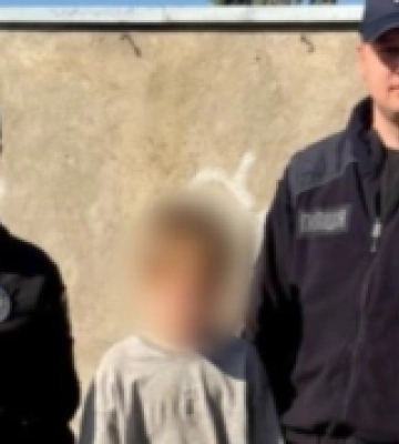 Утік з дому погуляти і заночував у під’їзді: поліцейські про пошуки 9-річного хлопчика з Одещини