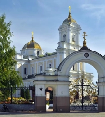У Луцьку під собором Святої Трійці нагрішили на фальшиві права