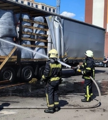 На Волині спалахнула вантажівка, яка перевозила деревне вугілля