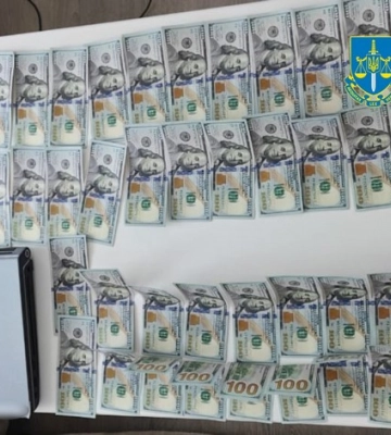 Зловмисники збували фальшиві долари, придбавши за них на OLX десять телефонів Apple