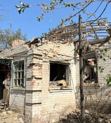 Оккупанты атаковали Никопольщину: двое пострадавших, повреждена детская спортплощадка, фермерское хозяйство и ЛЭП. ФОТОРЕПОРТАЖ