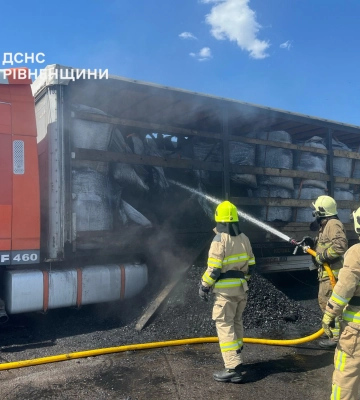 У Рівному на Захисників Маріуполя горіла вантажівка