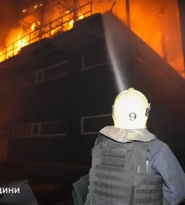 Удар «шахедами» по Одесі: ДСНС показала фото та відео наслідків атаки