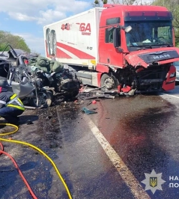 На Львівщині зіштовхнулися легковик та вантажівка: є загиблі