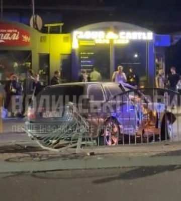 У Луцьку сталася ДТП біля «Там Таму»: легковик зніс огорожу між смугами. Відео