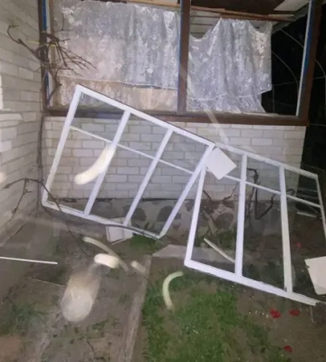 В Киевской ОВА показали последствия ночного удара по столичному региону: поврежден загородный комплекс и дома