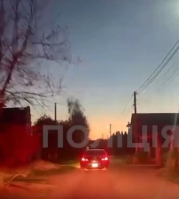 На Київщині підліток тікав на авто від патрульних і врізався у паркан