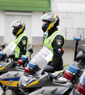 Мотопатруль повертається на вулиці Рівного