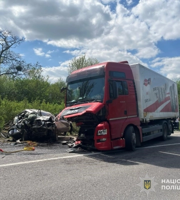 На Львівщині внаслідок зіткнення кросовера та вантажівки загинули троє людей. ФОТО