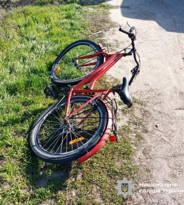 На Черкащині автомобіль наїхав на одинадцятирічну велосипедистку (ФОТО) На Черкащині автомобіль наїхав на одинадцятирічну велосипедистку (ФОТО)