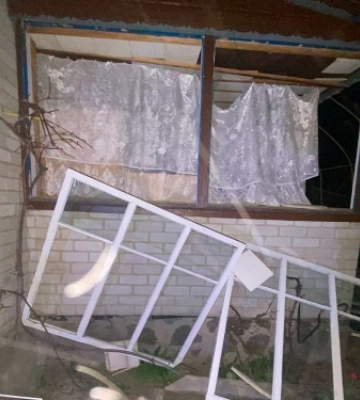 Уламки ворожих дронів пошкодили будинки й авто на Київщині: фото