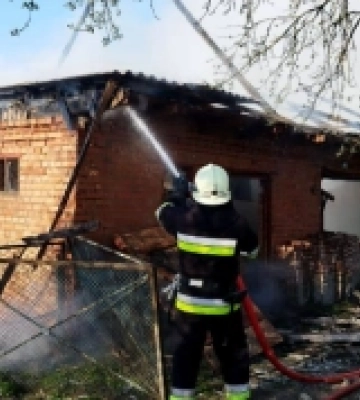 У селі на Сарненщині горів будинок: вогонь повністю охопив дах (ВІДЕО)