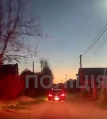 На Київщині підліток тікав на авто від патрульних і врізався у паркан