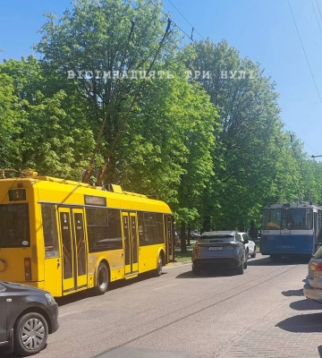 На черкаській дамбі через аварію ускладнений рух транспорту (ВІДЕО)