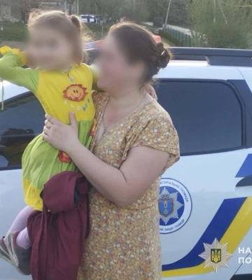 Трирічна дівчинка сама пройшла десять кілометрів лісу: додому повертали рятувальники