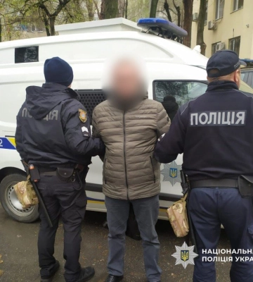 Погрожував пістолетом і забрав гроші: в Одесі затримали чоловіка за розбійний напад на водія, - ФОТО