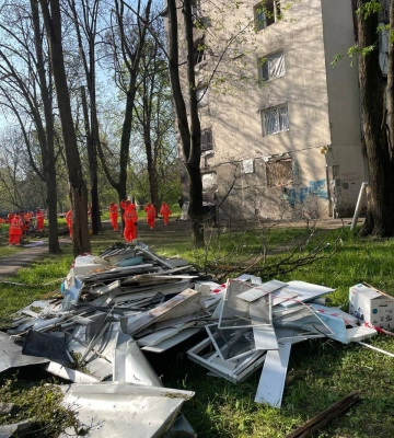 Комунальники продовжують ліквідовувати наслідки ворожої атаки по Одесі 