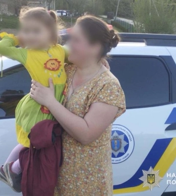 Трирічна дівчинка сама пройшла десять кілометрів лісу: додому повертали рятувальники