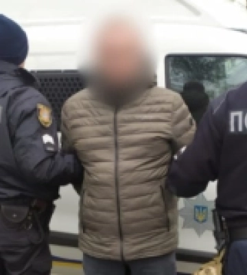 Пригрозив пістолетом та відібрав гроші: в Одесі викрили 29-річного містянина у розбійному нападі на водія автівки