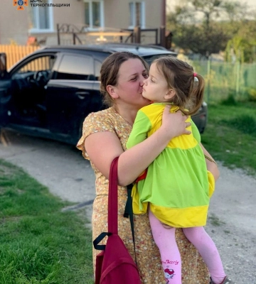 Трирічна дівчинка сама пройшла десять кілометрів лісу: додому повертали рятувальники