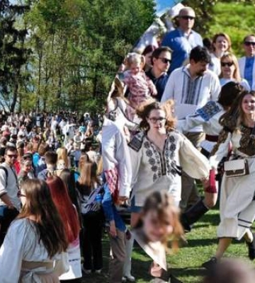 Гаївки, що об'єднали 18 тисяч голосів: як у Шевченківському гаю святкували Великдень