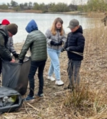 Навколо озера на Рівненщині школярі та природоохоронці зібрали понад дві тонни сміття