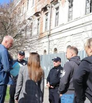 Полтавці дискутують, що робити з парканом біля Кадетського корпусу