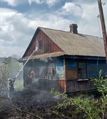 На Волині через підпал трави ледь не згорів дім