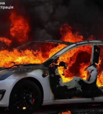 Горять автівки, багатоповерхівка. Наслідки атаки росіян по Запоріжжю