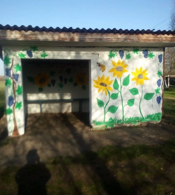 Вчителі на Рівненщині розфарбували зупинку у селі