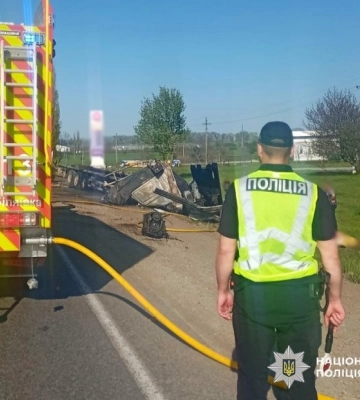 На Одещині вантажівка вдарила легковик та спалахнула: один із водіїв загинув, інший у лікарні
