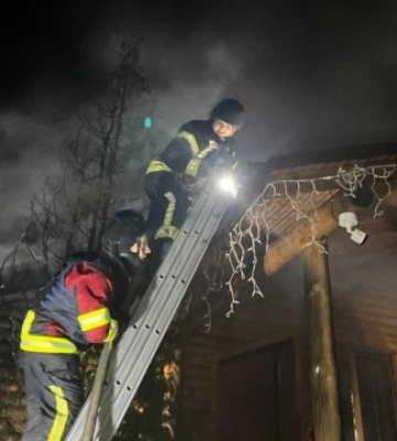На Київщині внаслідок падіння уламків дрона виникла пожежа у готельно-ресторанному комплексі