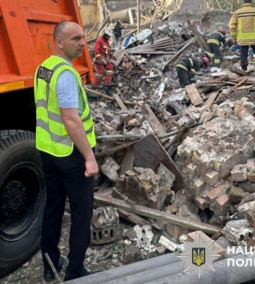 У Києві з-під завалів дістали чоловіка, який знаходився під там близько 6 годин