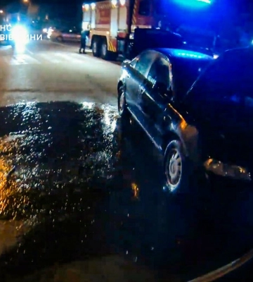 На Львівщині під час руху загорівся Audi: водій намагався сам гасити вогонь